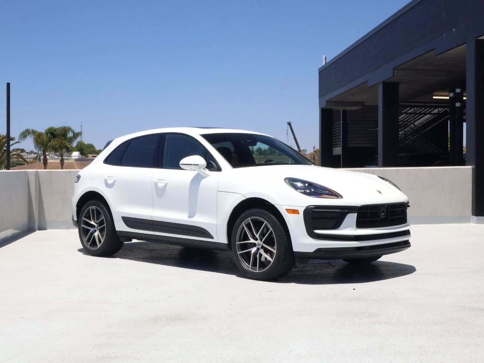 Certified 2025 Porsche Macan AWD/4WD image 7