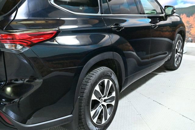 Used 2022 Toyota Highlander XLE AWD/4WD image 9