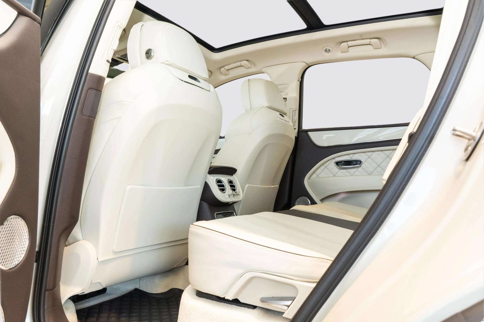 Used 2022 Bentley Bentayga AWD/4WD image 53