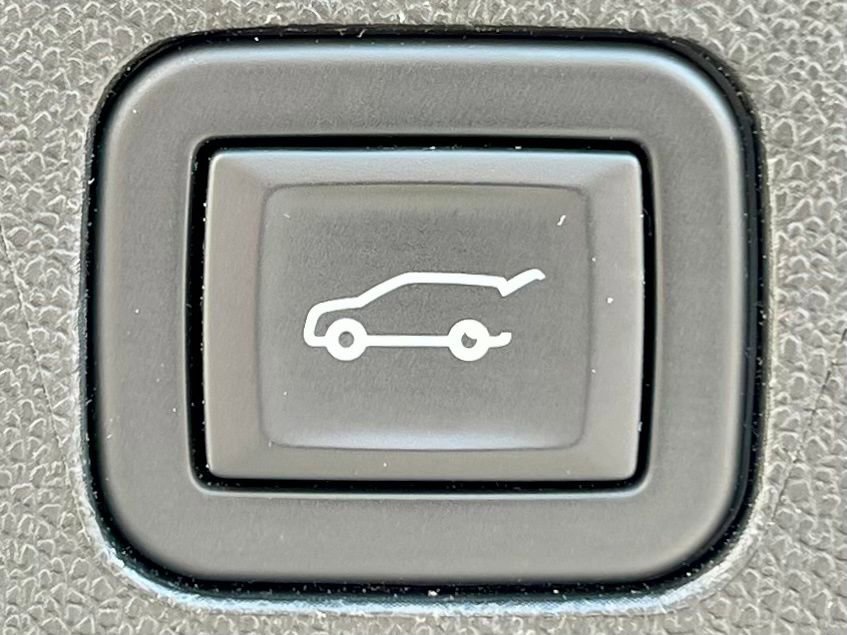 Used 2023 Chevrolet Suburban RST w/ Luxury Package image 44