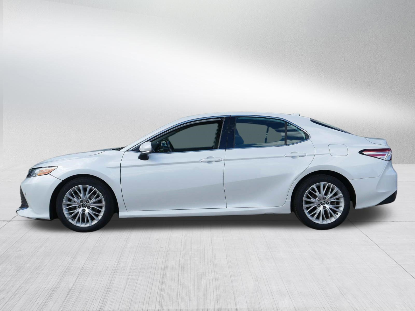 Used 2019 Toyota Camry XLE FWD image 4