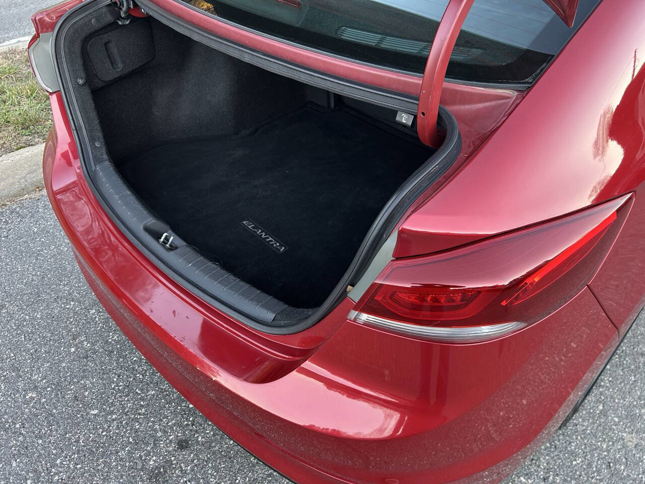 Used 2017 Hyundai Elantra Limited image 24