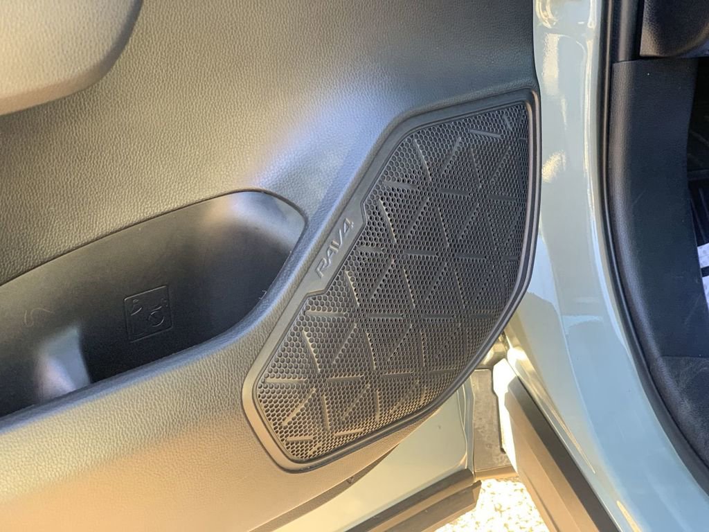 Used 2022 Toyota RAV4 XLE Premium image 22