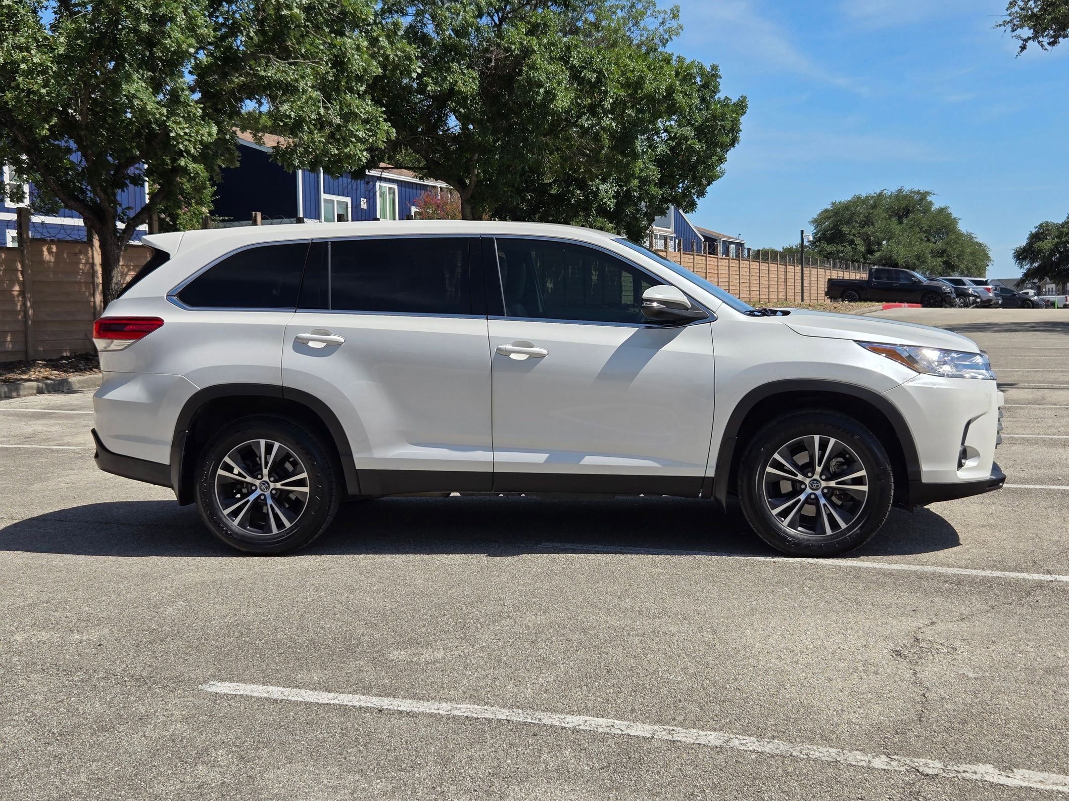 Used 2019 Toyota Highlander LE FWD image 3