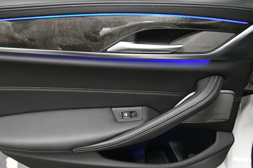 Used 2022 BMW M550i xDrive w/ Executive Package image 24