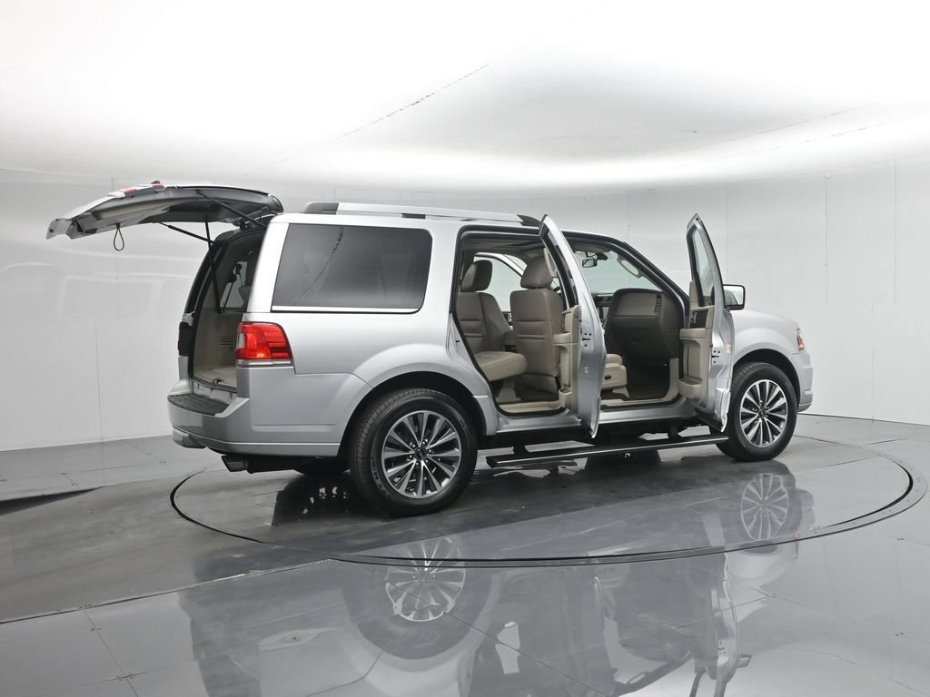 Used 2017 Lincoln Navigator Select RWD image 5