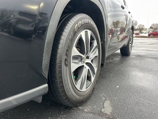 Used 2024 Toyota Highlander XLE image 12