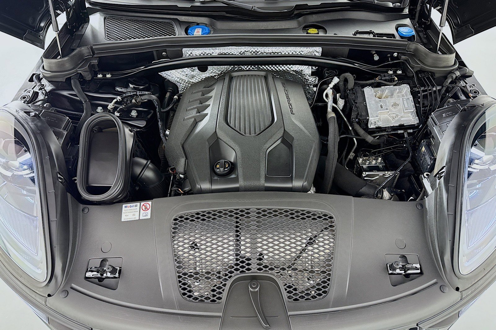 Used 2025 Porsche Macan AWD/4WD image 10