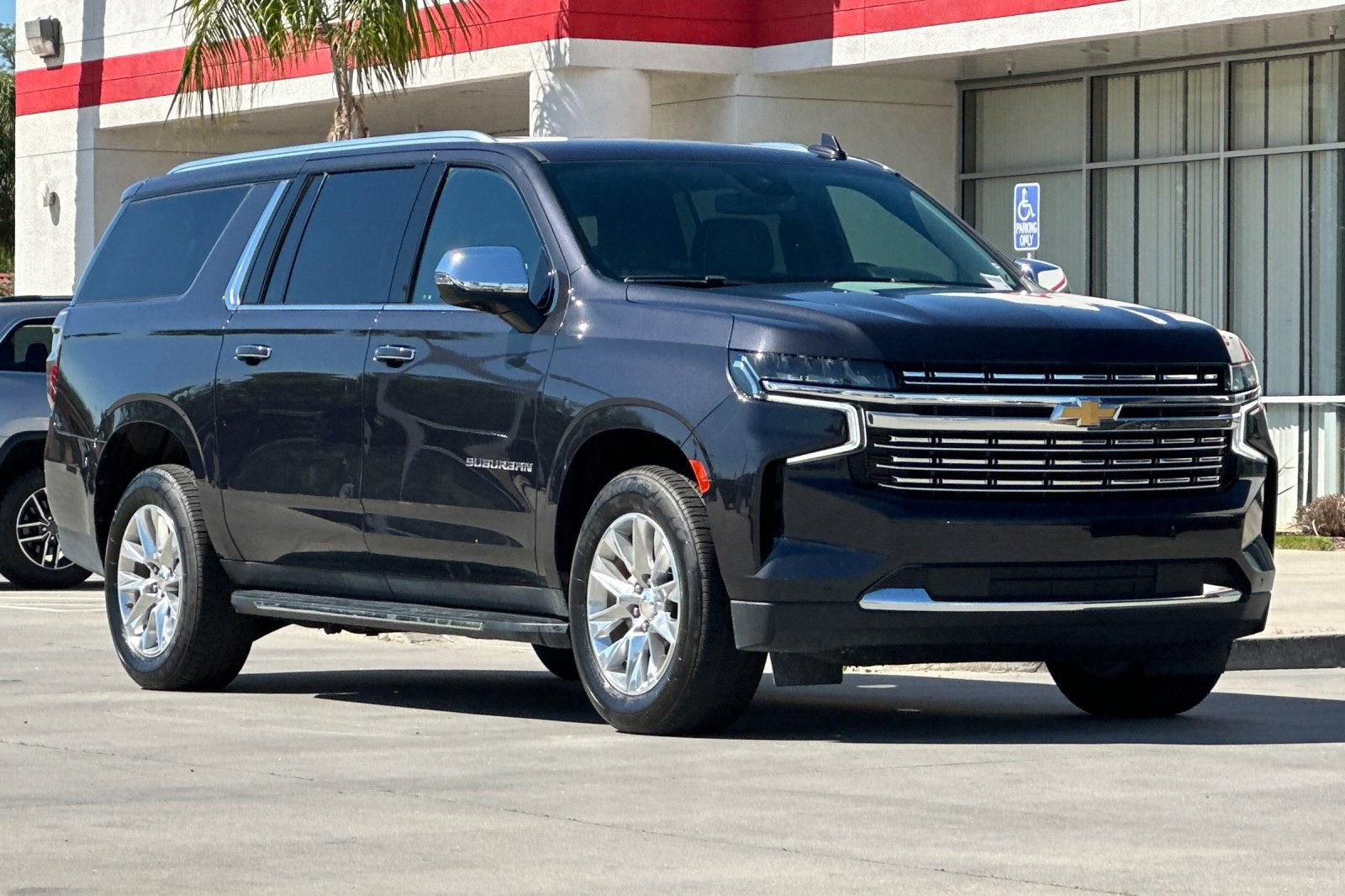 Used 2023 Chevrolet Suburban Premier image 8