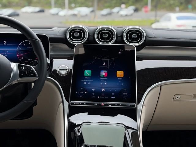 Used 2025 Mercedes-Benz GLC 300 4MATIC image 34