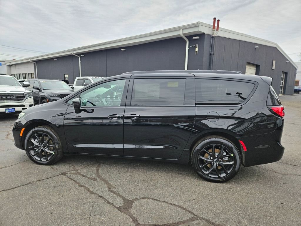 New 2026 Chrysler Pacifica Limited w/ S Appearance Package image 2