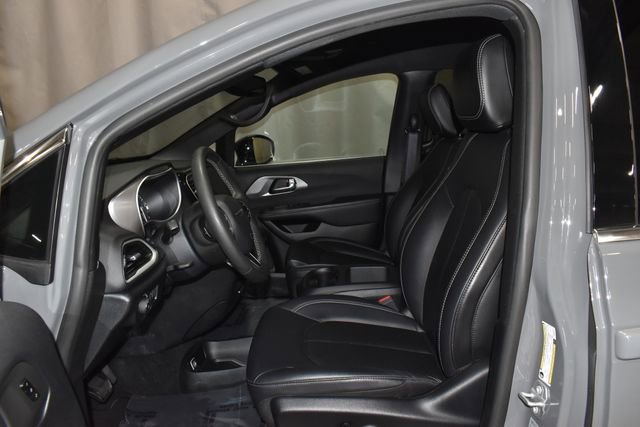 Certified 2025 Chrysler Pacifica Select image 12