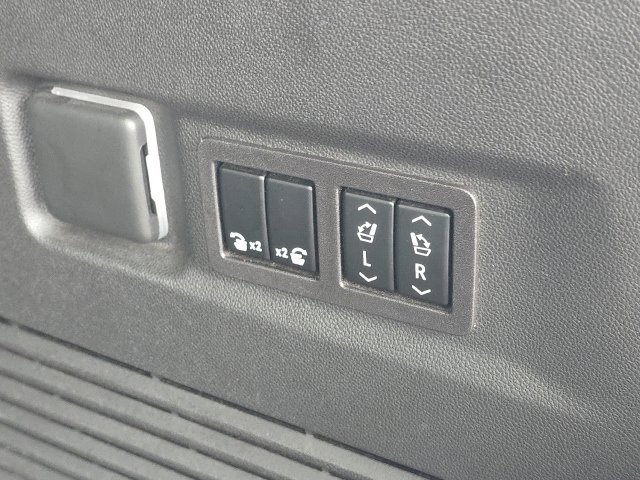 Used 2023 GMC Yukon XL AT4 w/ Technology Package AWD/4WD image 13
