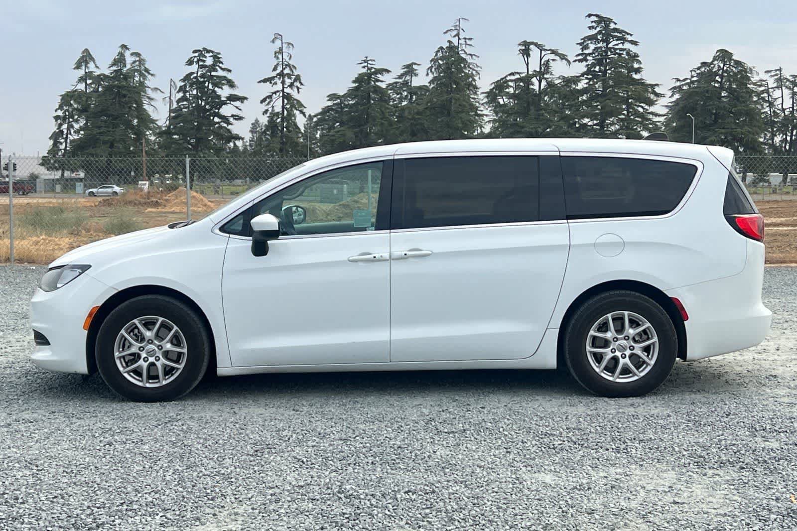Used 2022 Chrysler Voyager LX FWD image 5
