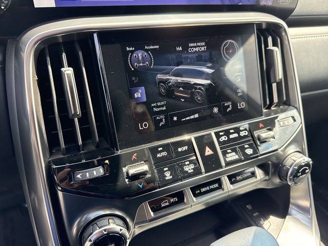 Used 2024 Lexus LX 600 4WD w/ Luxury Package image 19