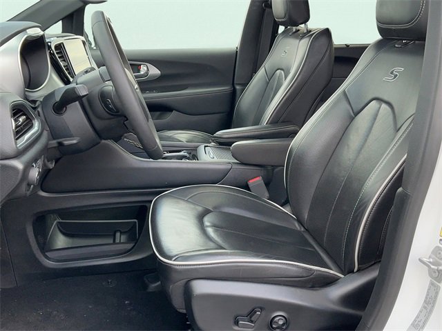 Used 2025 Chrysler Pacifica Limited image 13