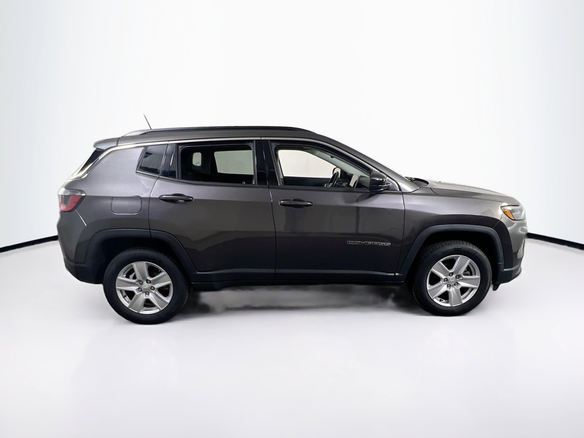 Used 2022 Jeep Compass Latitude w/ Sun and Sound Group AWD/4WD image 4