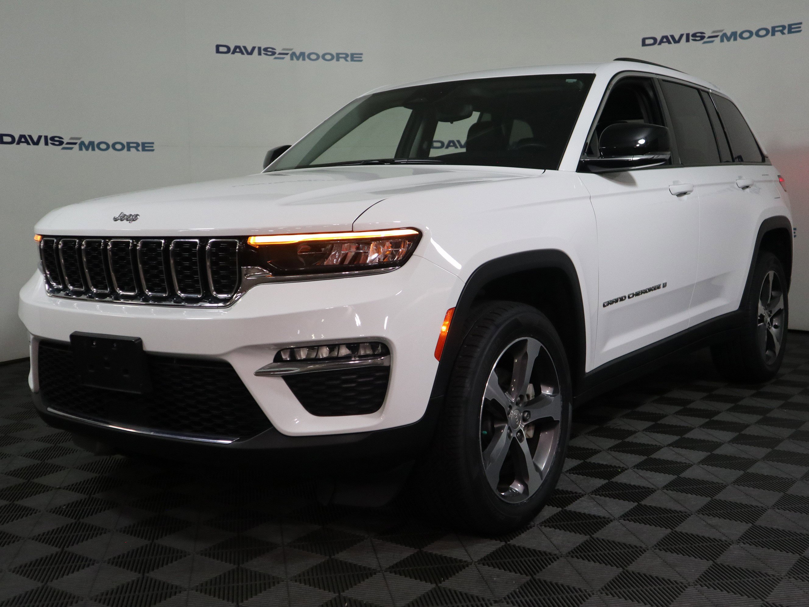 Used 2023 Jeep Grand Cherokee Limited AWD/4WD image 13