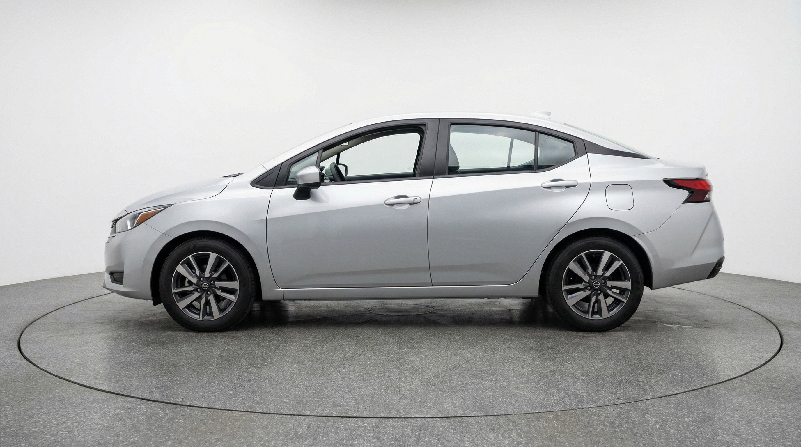 Used 2025 Nissan Versa SV image 5
