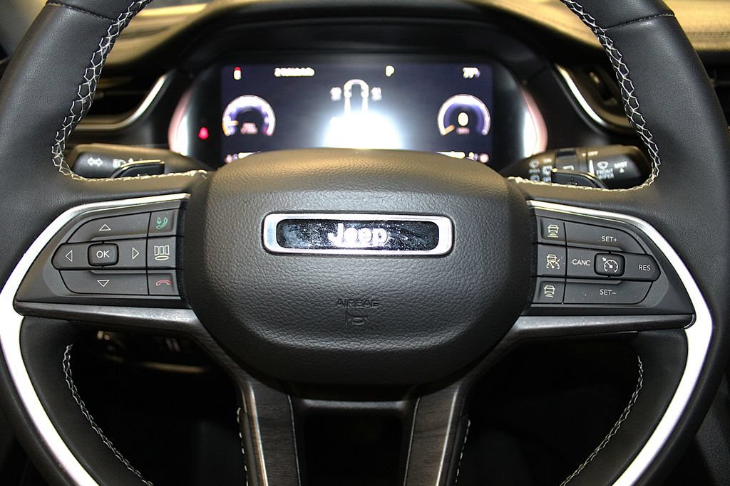 Certified 2023 Jeep Grand Cherokee L Limited AWD/4WD image 13