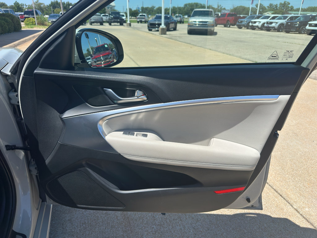 Used 2025 Genesis G70 2.5T RWD image 29