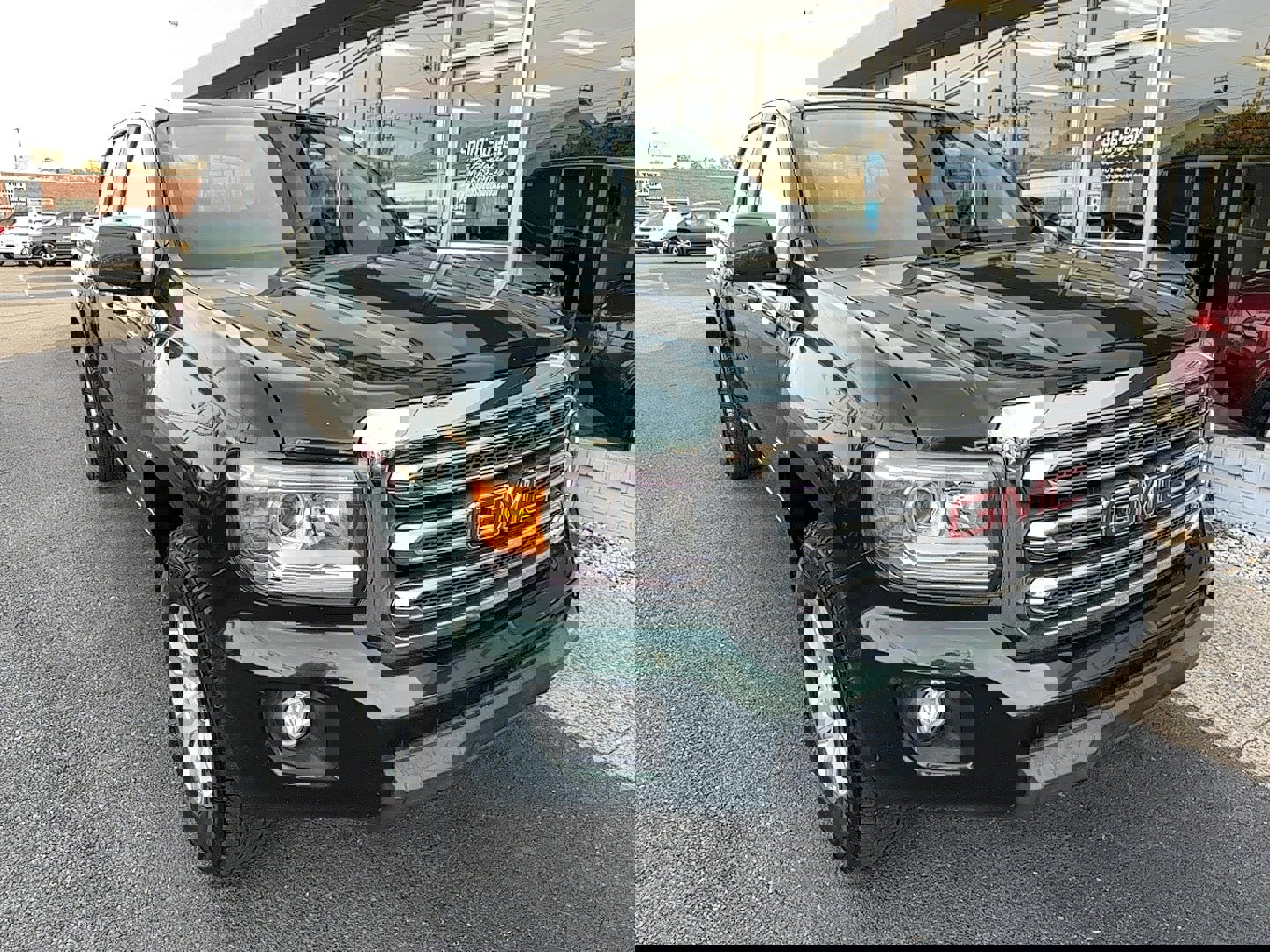 Used 2015 GMC Canyon SLE image 2