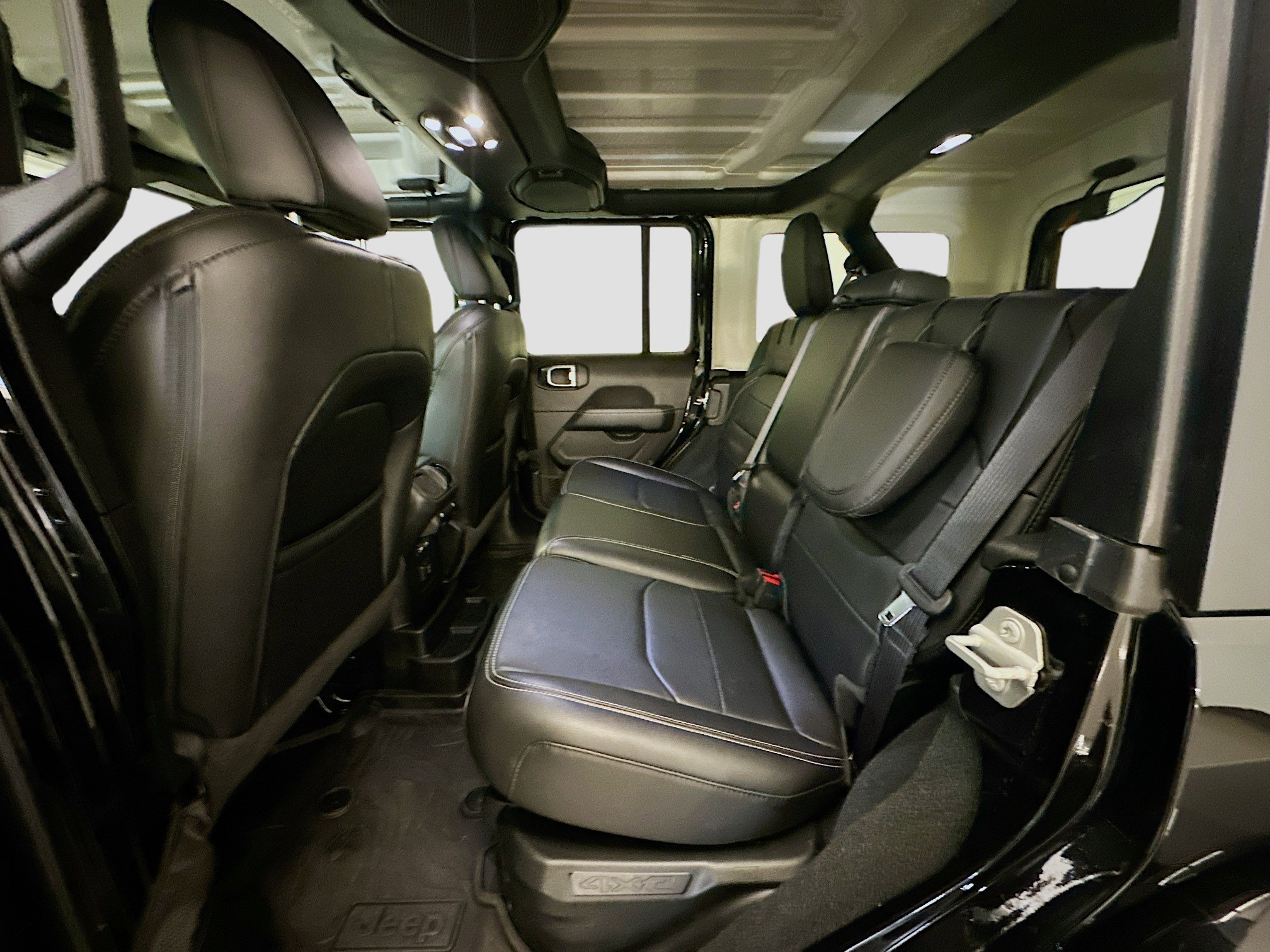 Used 2023 Jeep Wrangler Sahara image 28