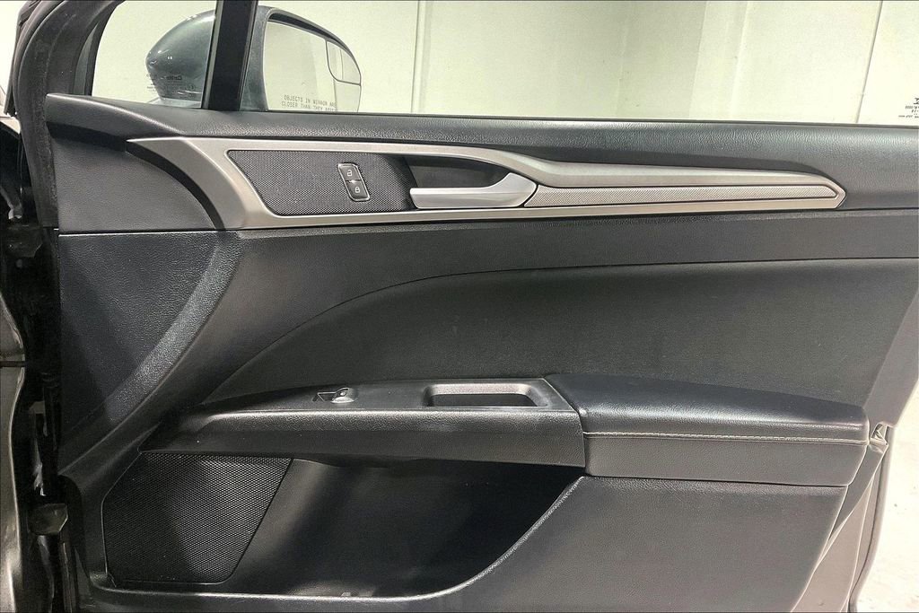 Used 2018 Ford Fusion SE w/ Fusion SE Technology Package image 22