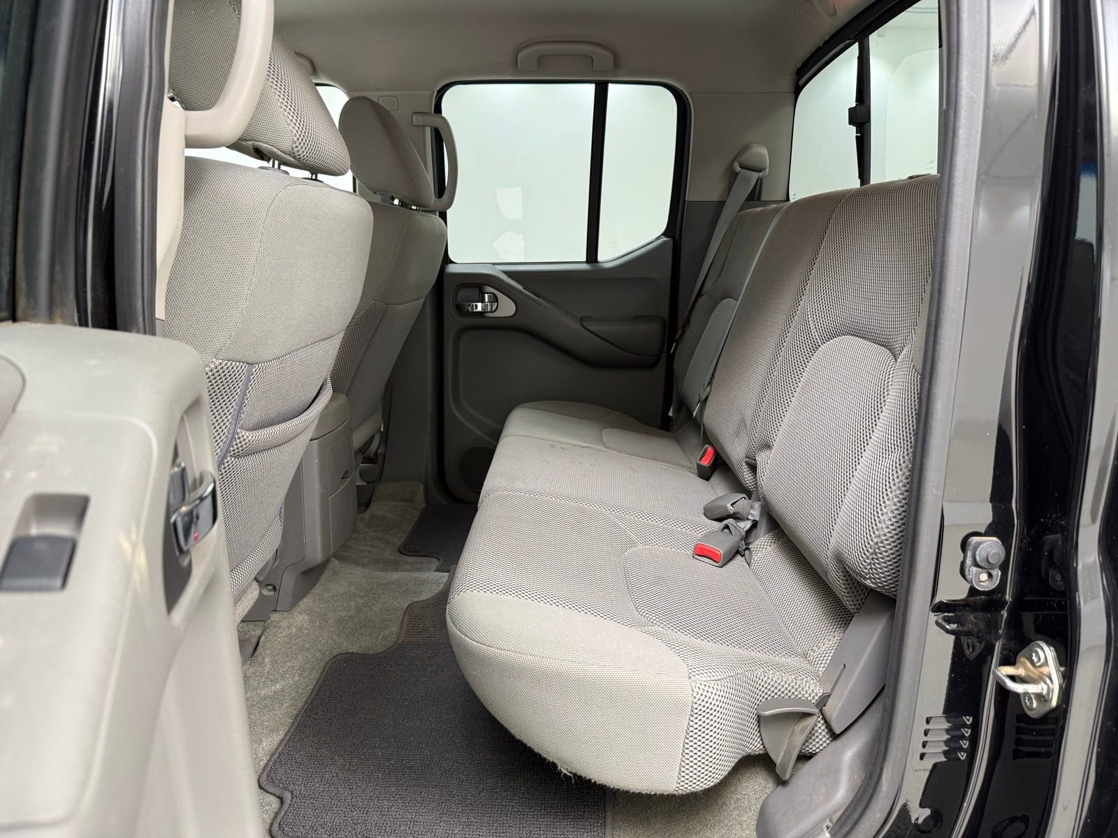 Used 2016 Nissan Frontier SV image 15