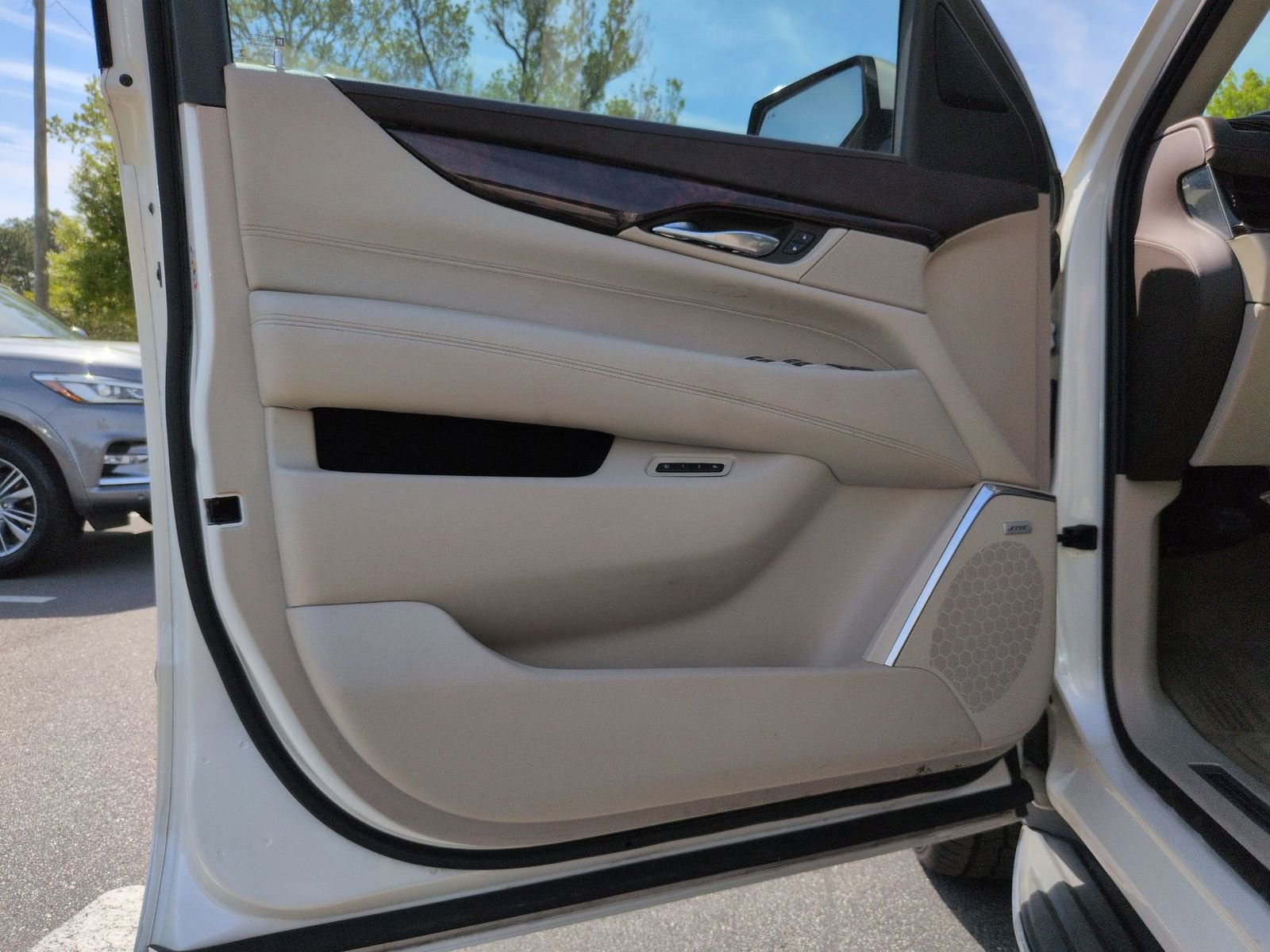 Used 2015 Cadillac Escalade Luxury image 12