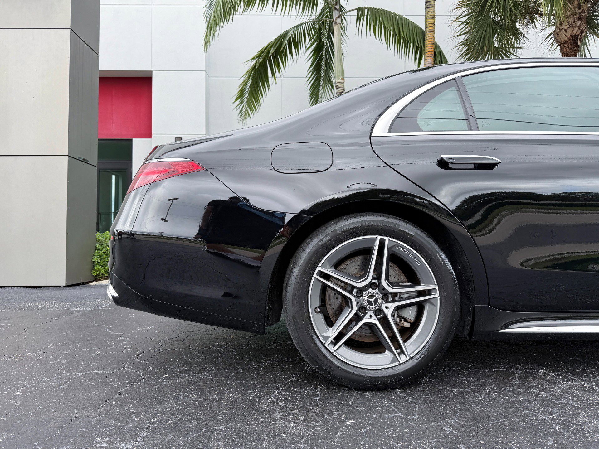 Used 2022 Mercedes-Benz S 500 4MATIC w/ AMG Line Package image 4