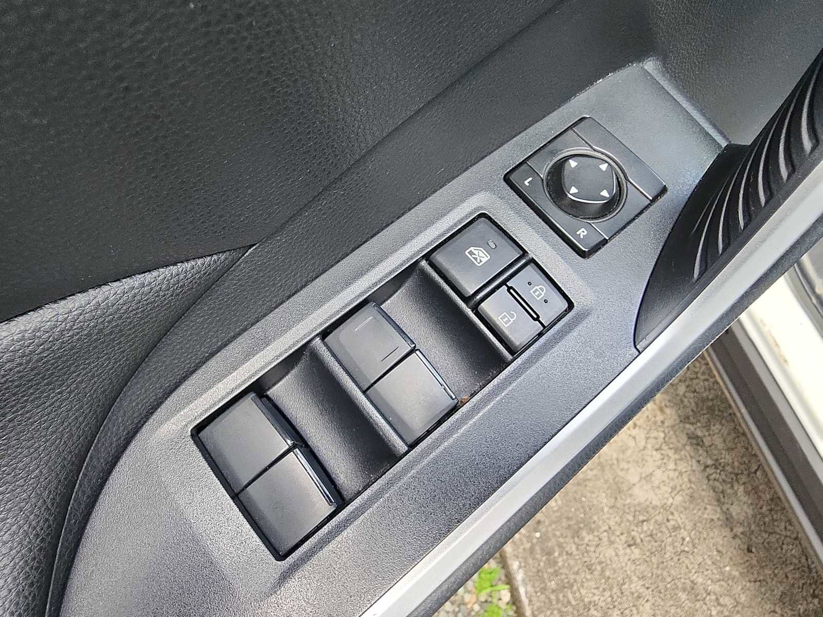 Used 2022 Toyota RAV4 LE FWD image 14