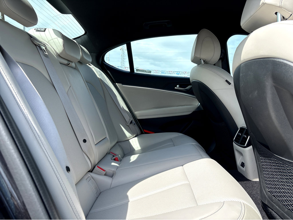 Used 2025 Genesis G70 2.5T image 21