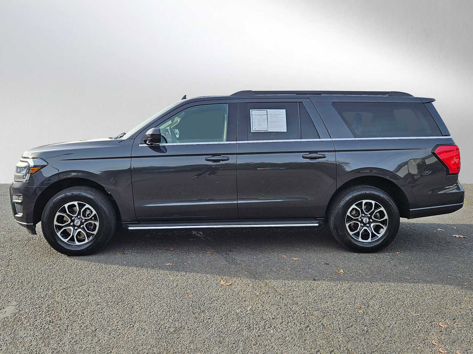 Used 2023 Ford Expedition Max XLT image 6