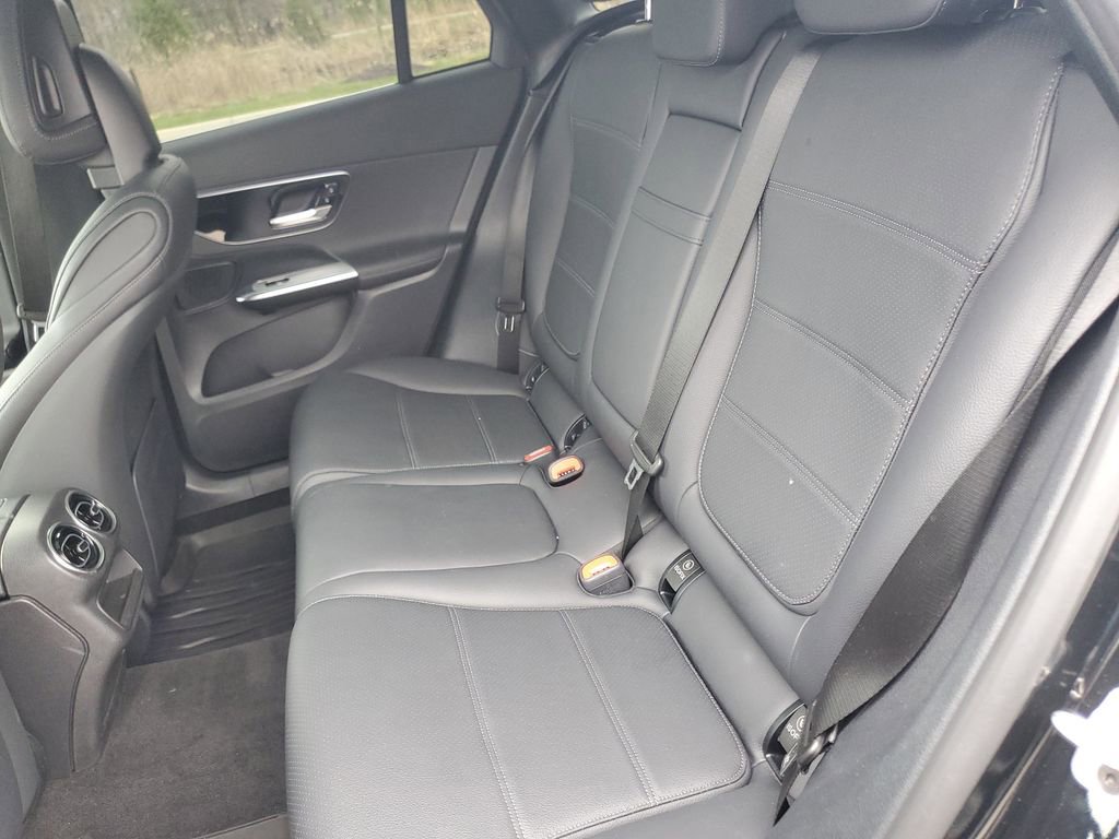 Used 2025 Mercedes-Benz GLC 300 4MATIC image 32