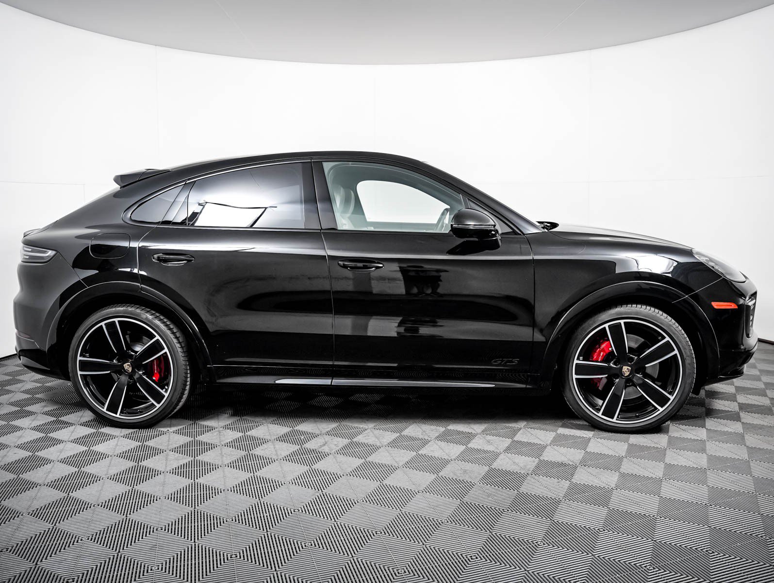Certified 2023 Porsche Cayenne GTS AWD/4WD image 9