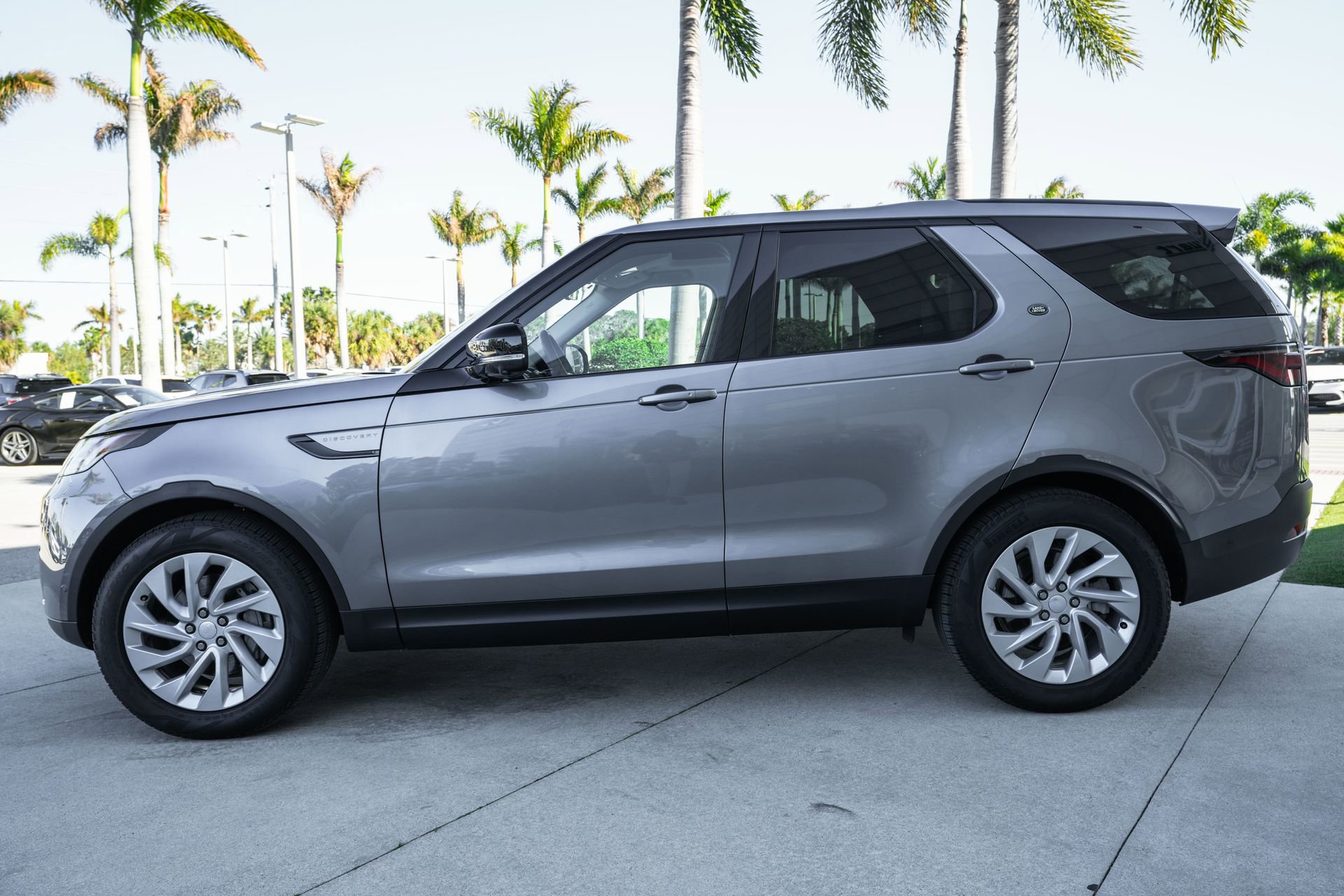 Used 2025 Land Rover Discovery S image 22