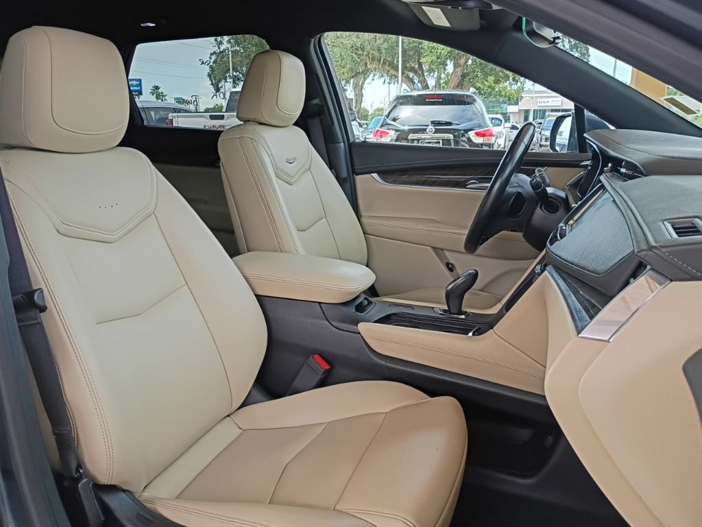 Used 2019 Cadillac XT5 FWD image 3