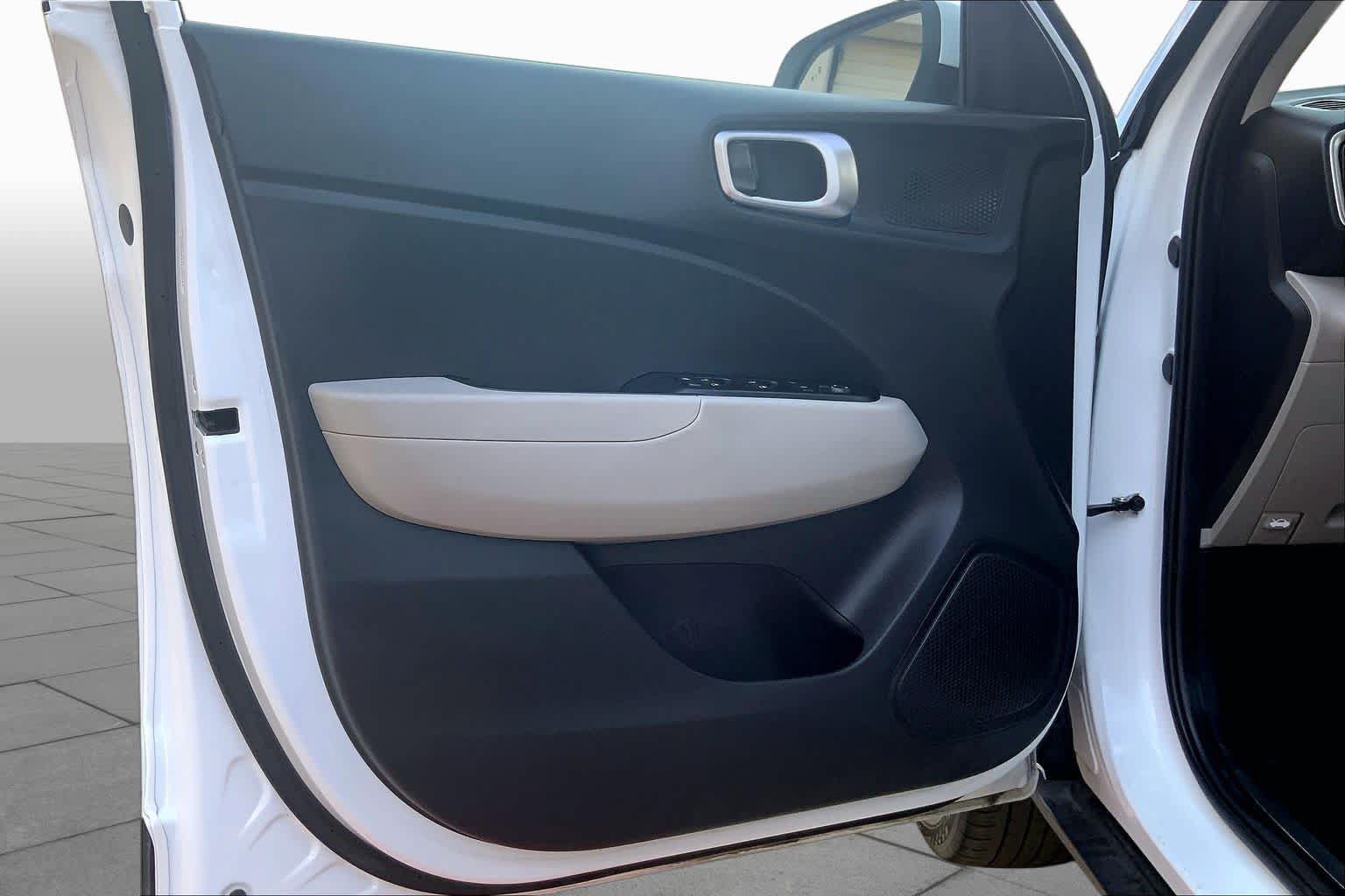 Certified 2025 Hyundai Venue SEL FWD image 21