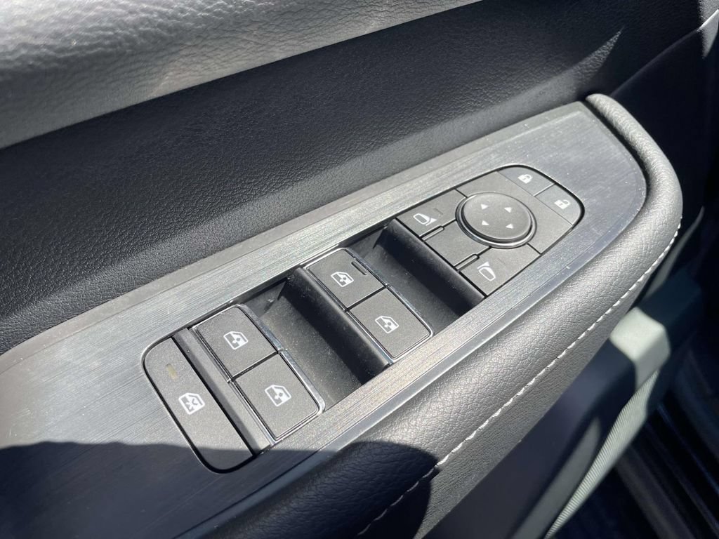 Used 2025 Nissan Armada SV AWD/4WD image 16