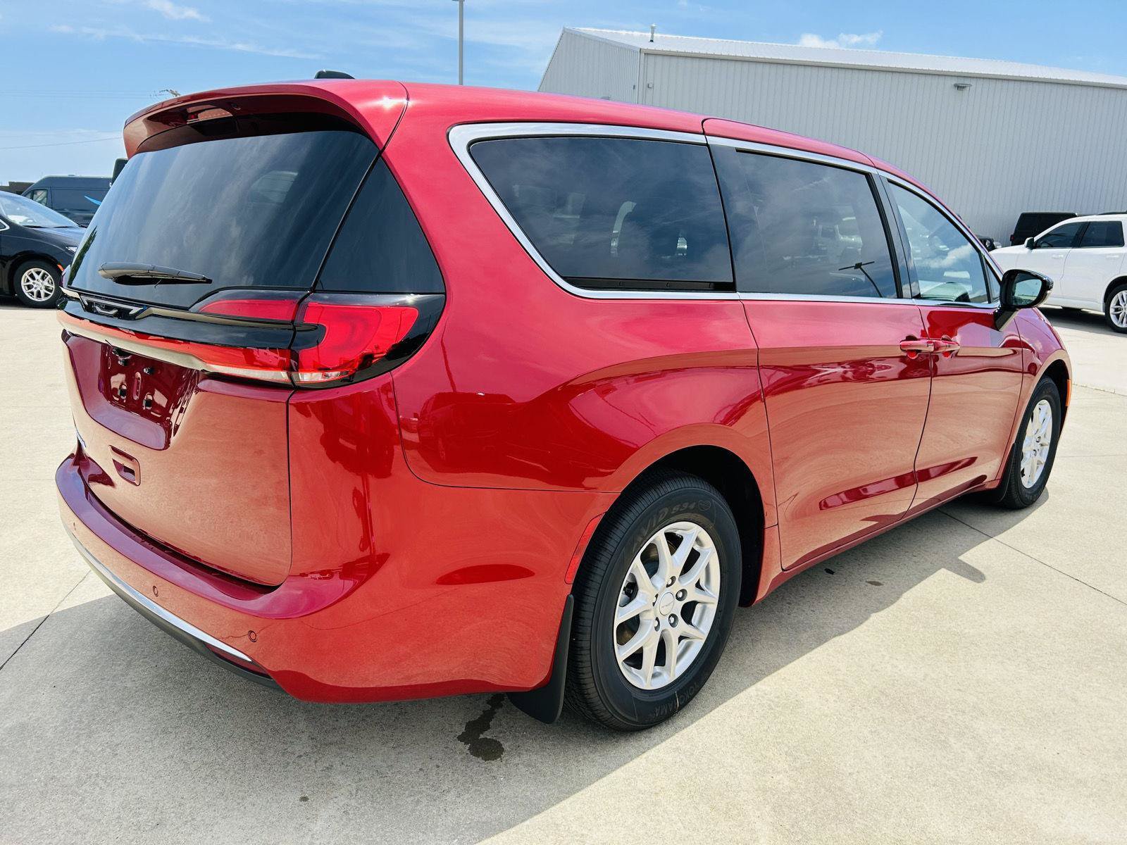 New 2027 Chrysler Pacifica Select FWD image 39