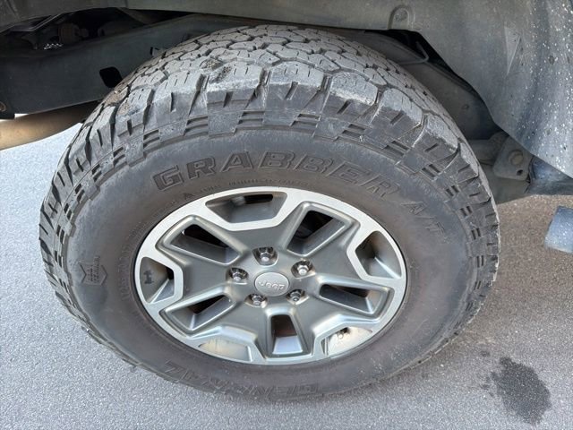 Used 2013 Jeep Wrangler Unlimited Rubicon w/ Connectivity Group AWD/4WD image 17