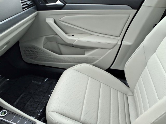 Used 2022 Volkswagen Jetta SE w/ Panoramic Sunroof Package image 17