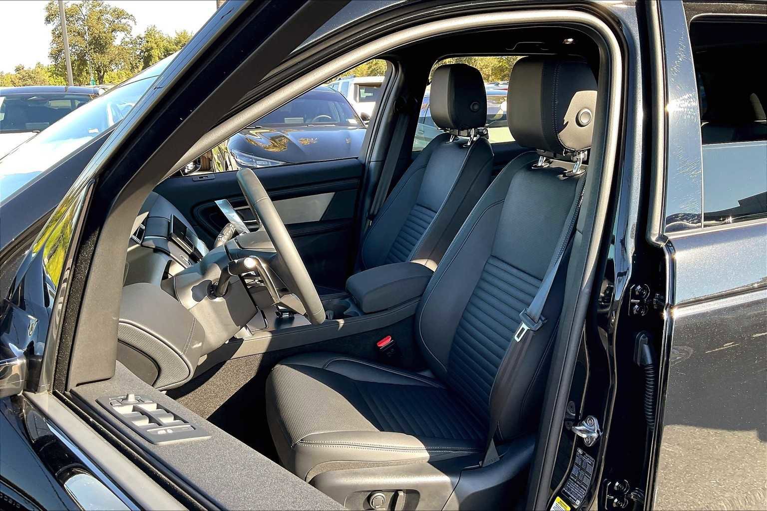 Used 2025 Land Rover Discovery Sport Dynamic SE image 28