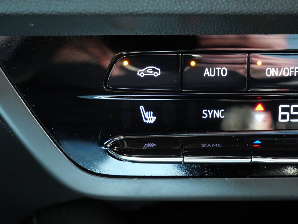 Used 2023 Buick Envision Essence w/ Sport Touring Package AWD/4WD image 26