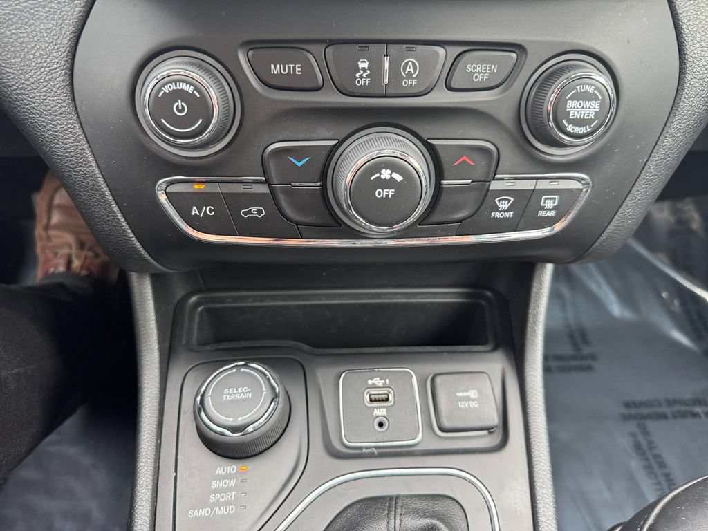Used 2020 Jeep Cherokee Latitude Plus w/ Cold Weather Group AWD/4WD image 24
