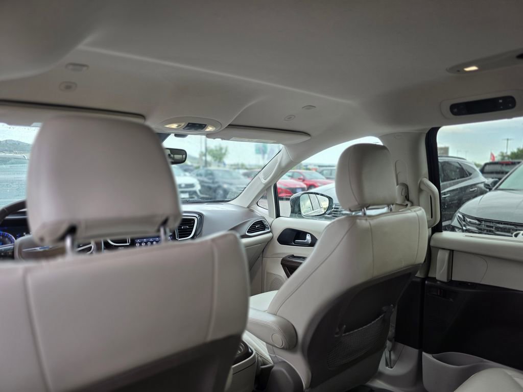 Used 2020 Chrysler Pacifica Touring-L image 16