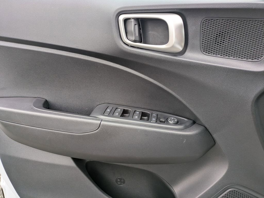 Used 2025 Hyundai Venue SEL image 11