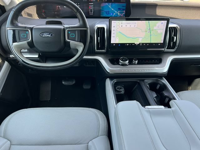 Used 2025 Ford Expedition Platinum AWD/4WD image 2