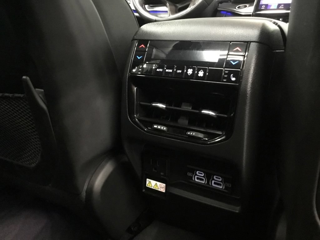 Used 2024 Jeep Grand Cherokee Overland w/ Luxury Tech Group IV AWD/4WD image 21